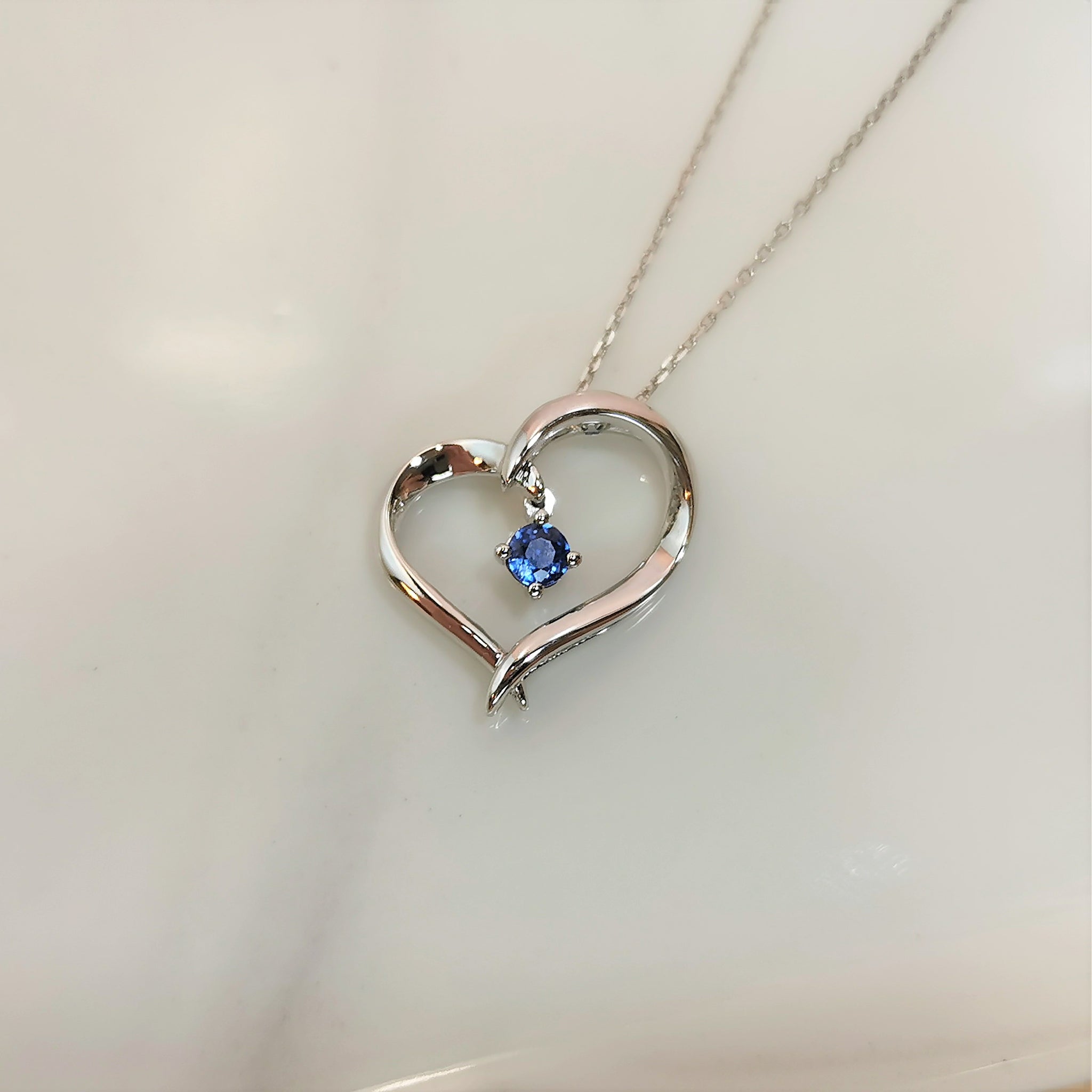 18k White Gold Blue Sapphire Heart Pendant