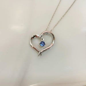 18k White Gold Blue Sapphire Heart Pendant