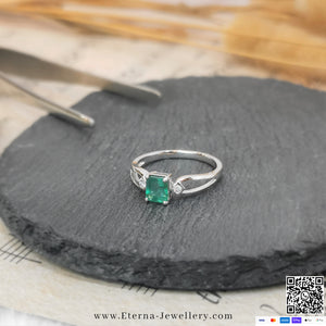 18k White Gold Emerald & Diamond Ring